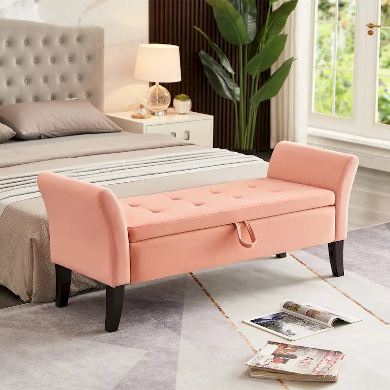 Banc de lit capitonné en velours avec accoudoirs roulés et pieds fuselés en bois