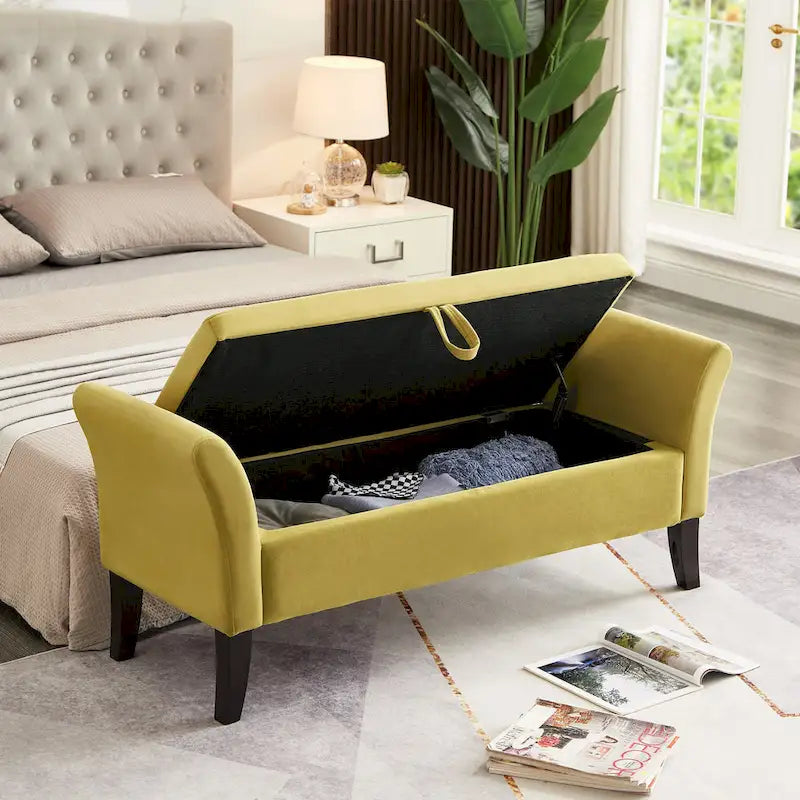 Banc de lit capitonné en velours avec accoudoirs roulés et pieds fuselés en bois