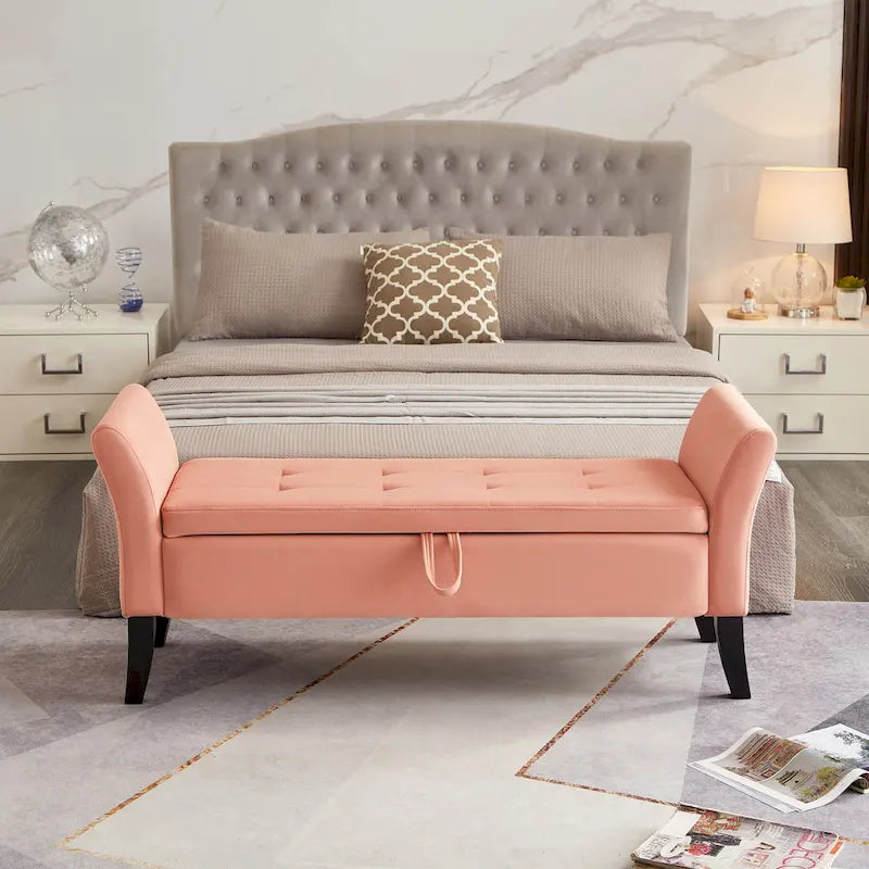 Banc de lit capitonné en velours avec accoudoirs roulés et pieds fuselés en bois
