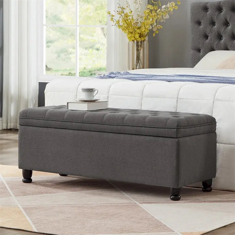 Banc de rangement capitonné avec couvercle à charnière et pieds tournés en bois