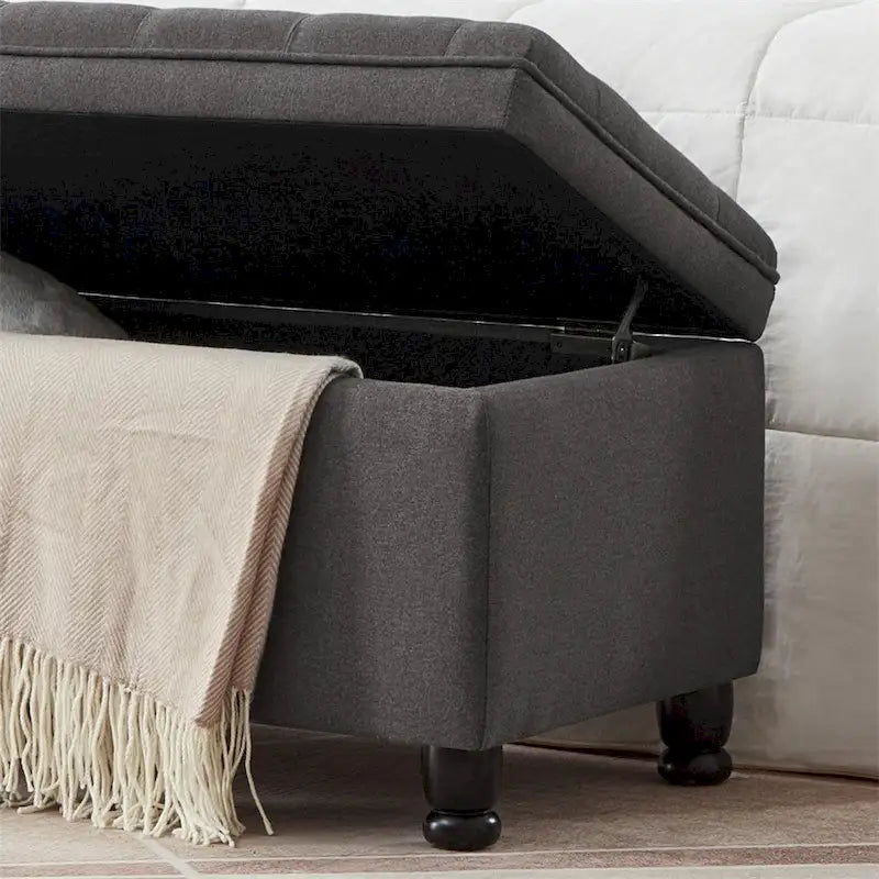 Banc de rangement capitonné avec couvercle à charnière et pieds tournés en bois