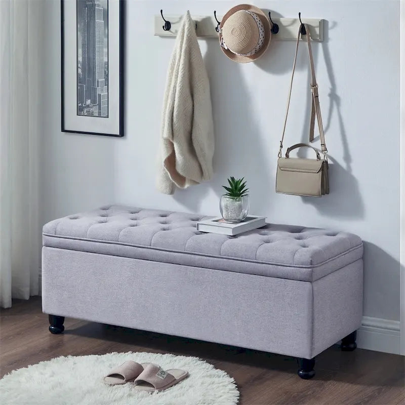 Banc de rangement capitonné avec couvercle à charnière et pieds tournés en bois