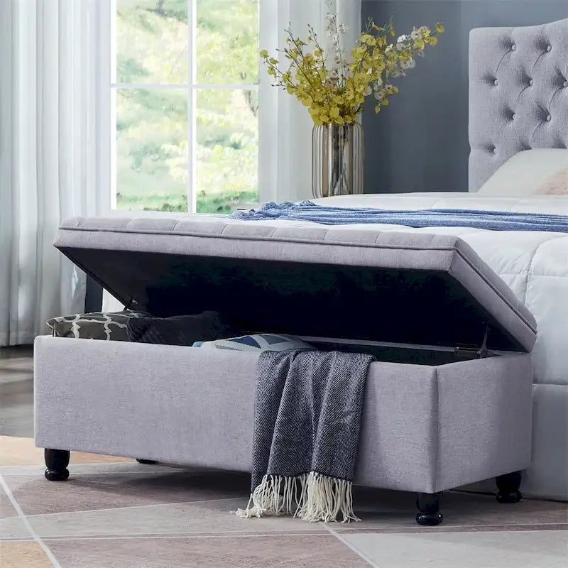 Banc de rangement capitonné avec couvercle à charnière et pieds tournés en bois