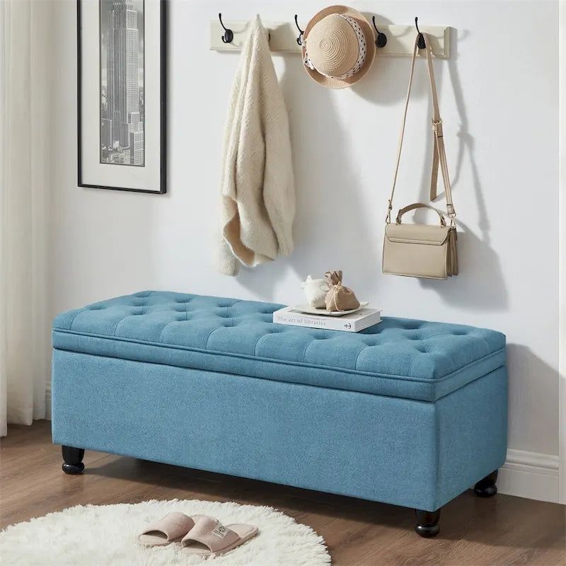 Banc de rangement capitonné avec couvercle à charnière et pieds tournés en bois