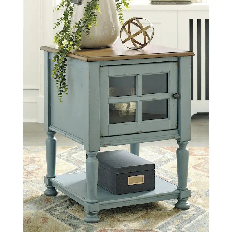 Meuble d'appoint vintage avec porte vitrée à croisillons, étagère ouverte et pieds tournés