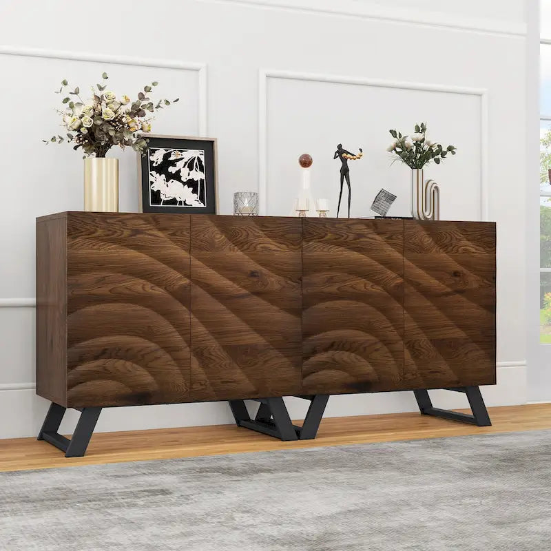 Buffet en noyer avec portes texturées ondulées et pieds en métal noir inclinés