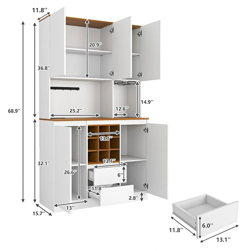 Grand buffet en bois blanc avec étagère supérieure, porte-bouteilles et tiroirs