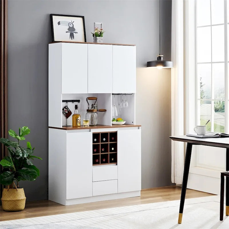 Grand buffet en bois blanc avec étagère supérieure, porte-bouteilles et tiroirs