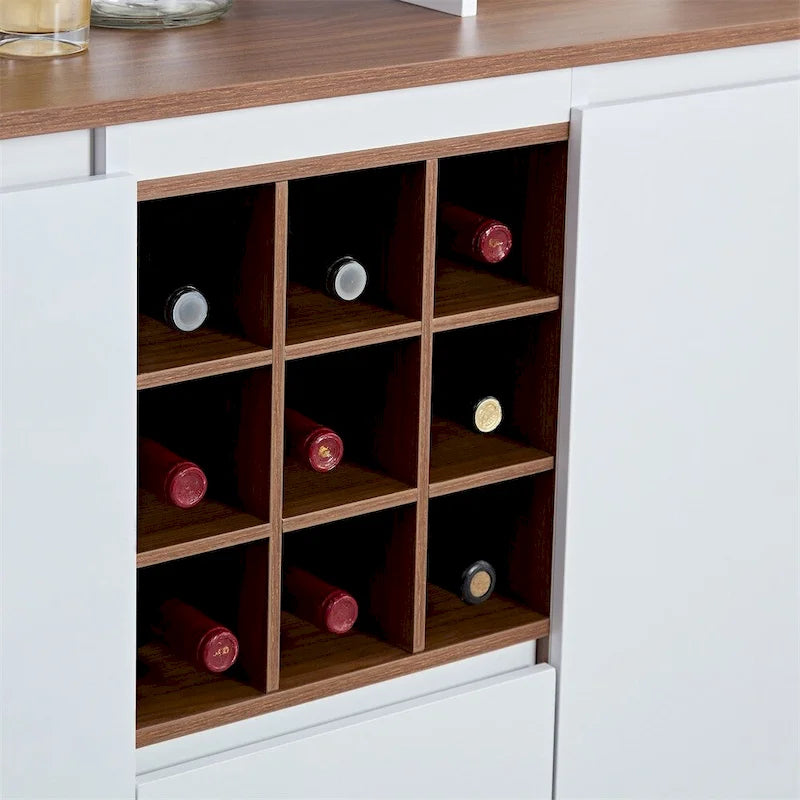Grand buffet en bois blanc avec étagère supérieure, porte-bouteilles et tiroirs