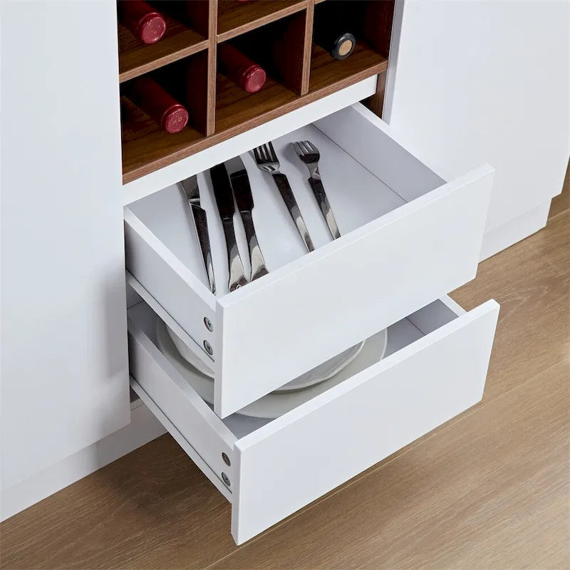 Grand buffet en bois blanc avec étagère supérieure, porte-bouteilles et tiroirs