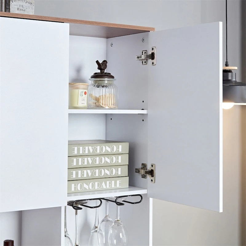 Grand buffet en bois blanc avec étagère supérieure, porte-bouteilles et tiroirs
