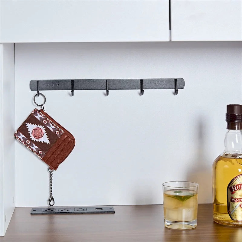 Grand buffet en bois blanc avec étagère supérieure, porte-bouteilles et tiroirs