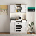 Meuble de bar de cuisine de ferme blanc avec portes coulissantes et porte-bouteilles