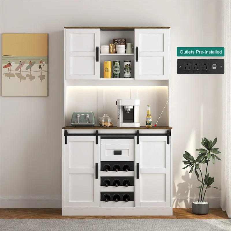 Meuble de bar de cuisine de ferme blanc avec portes coulissantes et porte-bouteilles