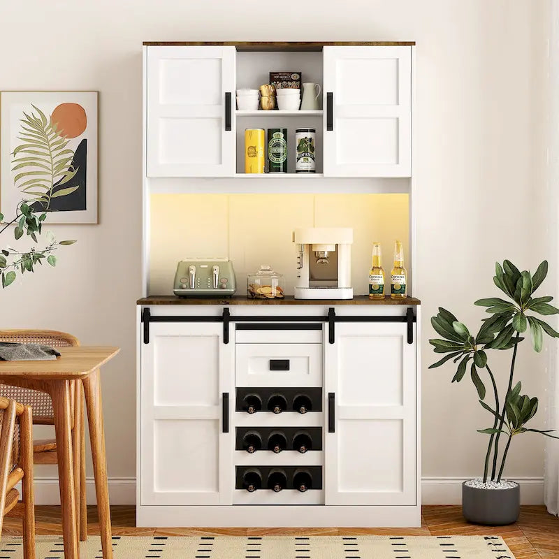 Meuble de bar de cuisine de ferme blanc avec portes coulissantes et porte-bouteilles