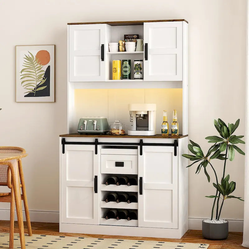 Meuble de bar de cuisine de ferme blanc avec portes coulissantes et porte-bouteilles