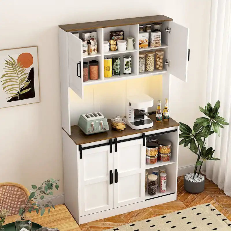 Meuble de bar de cuisine de ferme blanc avec portes coulissantes et porte-bouteilles