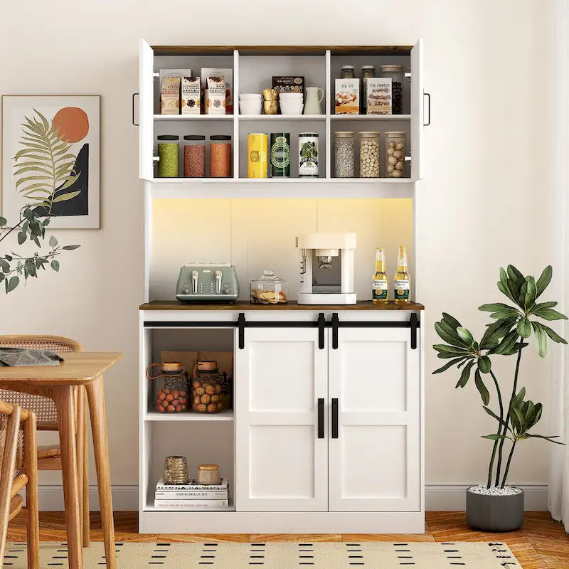 Meuble de bar de cuisine de ferme blanc avec portes coulissantes et porte-bouteilles